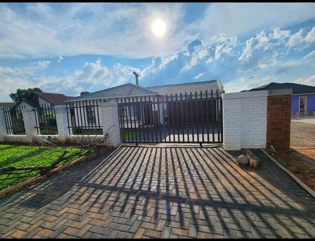 3 BEDROOM HOUSE FOR SALE IN BIRCH ACRES